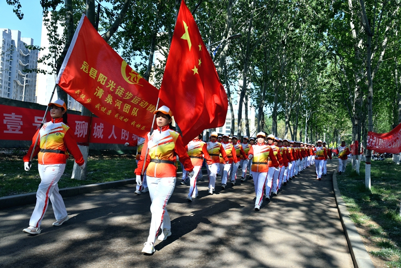 阳光徒步，低碳环保2  刘明玉（摄）.jpg